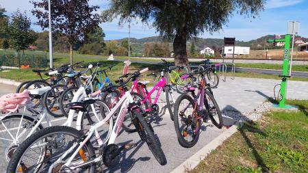 Nasloni in popravljalnica koles.